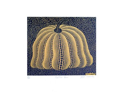 une image représentant une peinture d'une citrouille sur fond bleu