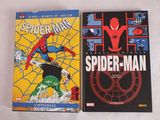 deux livres intitulés « Spider-Man » et « The Amazing Spider-Man » posés sur une surface blanche