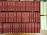 de nombreux livres empilés sur une étagère dans une bibliothèque