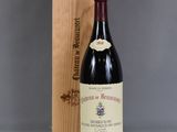 une bouteille de vin devant une caisse en bois