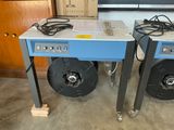 deux machines posées sur une table dans une pièce