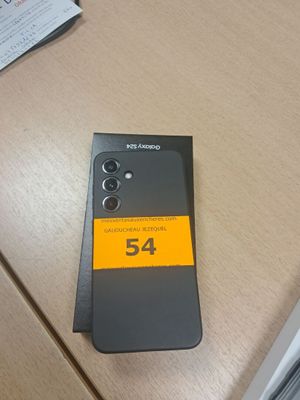 un téléphone portable posé sur une table