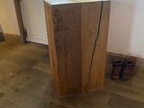 une table en bois au milieu d'une pièce avec une fenêtre