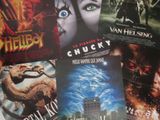 de nombreuses affiches de cinéma accrochées au mur d'une pièce
