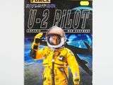 un gros plan sur un livre avec une personne en combinaison spatiale