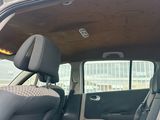 une voiture avec deux sièges et une banquette à l'arrière
