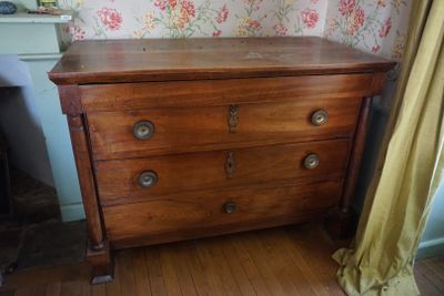 Commode en noyer à colonnes dégagées. Empire - Photo 1