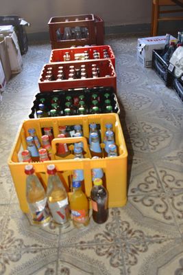 Lot de soda, jus de fruit, eau, et 2 caisses bouteilles vide,  en l'ét - Photo 1