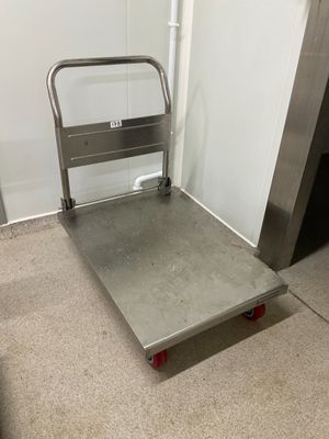 une plate-forme métallique sur laquelle est fixée une main courante métallique