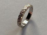 un gros plan d'une bague en argent posée sur une table