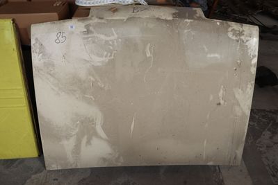 un morceau de carton posé sur une pile de cartons