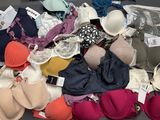 une pile de soutiens-gorge et de sous-vêtements posée sur une table
