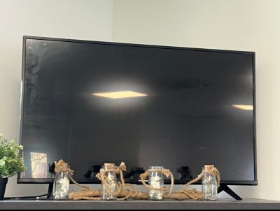 un grand téléviseur à écran plat posé sur une table en bois