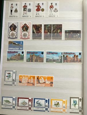 la photo d'un livre avec des timbres