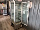 un réfrigérateur dont la porte vitrée est ouverte