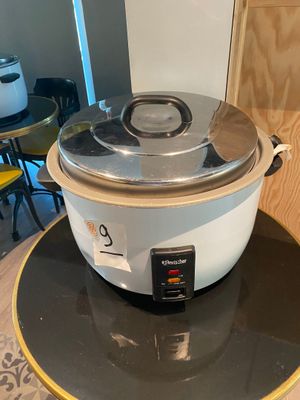 a crock pot sitting on top of a plate on a table