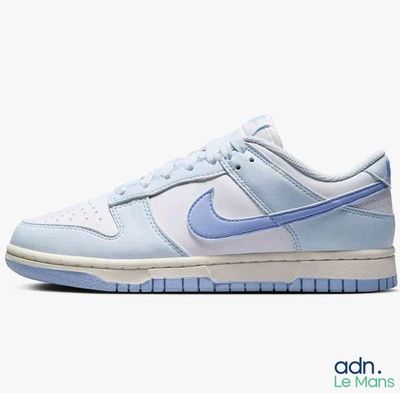 La Nike Dunk Low se décline dans un coloris bleu clair et blanc