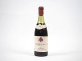 gros plan d'une bouteille de vin sur une surface blanche