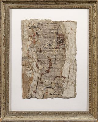 un gros plan d'un morceau de papier sur lequel on a écrit