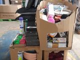 un chariot sur lequel sont empilées de nombreuses boîtes