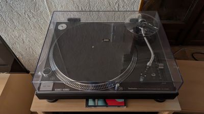 une platine posée sur une table