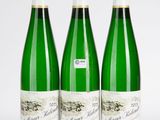 trois bouteilles de vin posées l'une à côté de l'autre sur une table