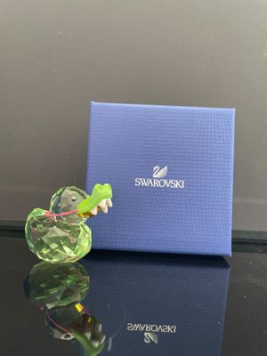 un vase en verre contenant une fleur, posé sur une table