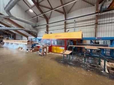 une photo d'une usine dans laquelle se trouve une grande machine