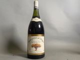 une bouteille de vin posée sur une table