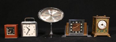 de nombreux types d'horloges présentés sur fond noir
