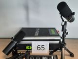 un micro, un pied de micro et un micro posé sur une table