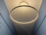 une lampe suspendue au plafond dans le couloir