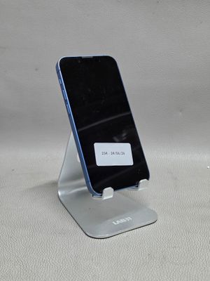 un téléphone portable posé sur un support sur une table
