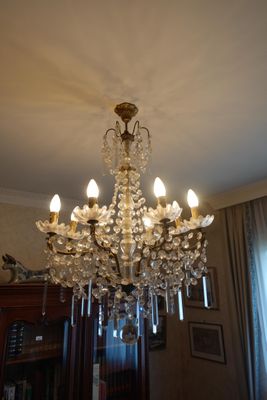 un lustre suspendu au plafond dans un salon