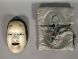 un masque et un étui à masque posés sur une table