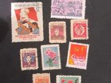 un grand nombre de timbres qui sont sur la table