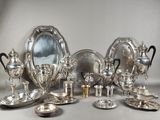 beaucoup d'objets en argent posés sur une table