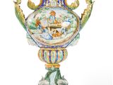un vase surmonté d'un oiseau