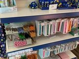 de nombreux stylos et crayons sur les étagères du magasin