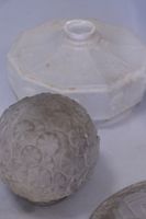 Lot de quatre abat-jours et trois globes en verre taillé et … (photo 4)