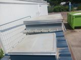 un tas de tôles posé contre le mur d'un immeuble