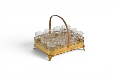 une image représentant un plateau en or sur lequel sont posés des verres