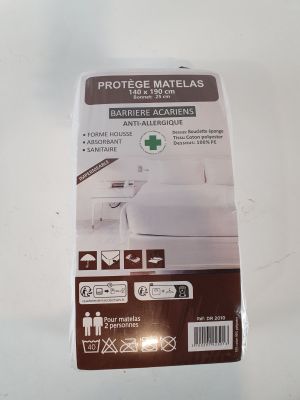 emballage d'une cuvette de WC blanche ornée d'une croix verte