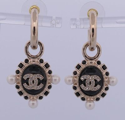 boucles d'oreilles Chanel ornées de perles noires et blanches