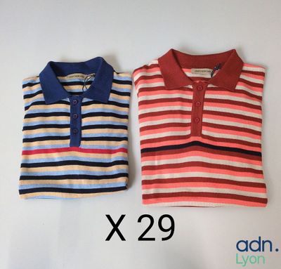 Deux polos, un rouge et un bleu, sont posés sur une surface blanche.