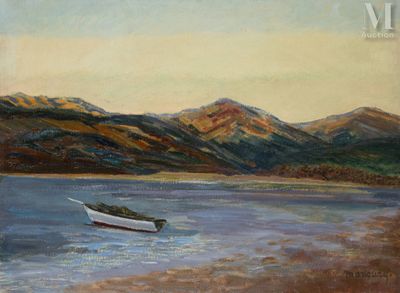 un tableau représentant un bateau sur l'eau, avec des montagnes en arrière-plan