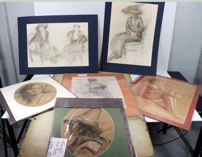une table sur laquelle se trouvent plusieurs dessins