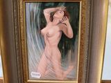 un tableau représentant une femme nue, dans un cadre doré