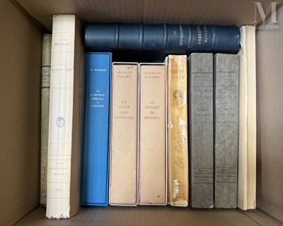 une boîte pleine de livres posée sur une table