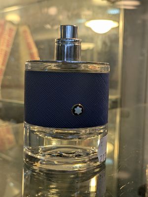un flacon de parfum posé sur une table en verre dans la vitrine d'un magasin
